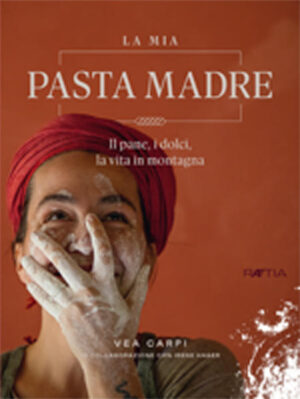 La pasta madre, o lievito naturale, è un impasto di farina e di acqua lasciato fermentare. E con la sua pasta madre la contadina per vocazione Vea sforna sorprendenti magie. Preparando il pane e i lievitati con la pasta madre si impara a decelerare. È una vecchia tradizione che negli ultimi anni ha conquistato una popolarità sempre più vasta. La pasta madre è incredibilmente versatile ed è più sana e più digeribile di altri tipi di lievito. Vea ci svela le sue ricette preferite, dai dolci pasquali in primavera al pane alle erbe aromatiche in estate fino al panettone a Natale. » Pane per ogni occasione, suddiviso per stagioni » Ricette tradizionali e sane » La pasta madre è più digeribile rispetto ad altri lieviti » Uno sguardo sulla vita di Vea, contadina del Mas del Saro (TN)