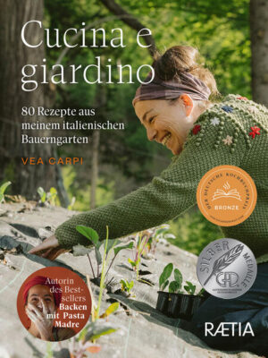 Vom Garten auf den Tisch Vea ist Bergbäuerin, Köchin und Gärtnerin. Auf ihrem Hof Mas del Saro im Trentino bekocht sie ihre Gäste am liebsten mit frischen, saisonalen Zutaten aus ihrem Garten. In der warmen Jahreszeit sind es einmal Basilikum-Pancakes, dann ein Erdbeer-Ricotta-Tiramisu. Im Winter greift Vea auf ihre Vorratskammer zurück, dort warten eingekochte, fermentierte Köstlichkeiten wie Schwarzkohl-Kimchi und Zucchinipesto. -80 meist vegetarische, kreative Rezepte mit Zutaten direkt aus dem Garten -einfache Selbstversorgerküche aus den italienischen Alpen -leichte Rezepte für Einsteiger:innen