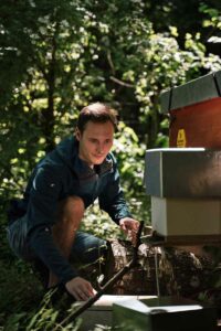 Ein Vorsatz mit Infrarotlicht zählt Bienen mit KI. Die Umweltdaten werden direkt auf dem Gelände gemessen (Foto: Johanna Weber)