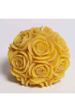 Die "Große Kugelkerze mit Rosen", eine Kerze aus 100 % reinem Bienenwachs, wurde von Hand gegossen und gefertigt in der Bioland Imkerei Dühnen.