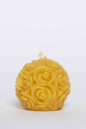 Honighäuschen - Die "Kleine Kugelkerze mit Rosen", eine Kerze aus 100 % reinem Bienenwachs, wurde von Hand gegossen und gefertigt in der Bioland Imkerei Dühnen.