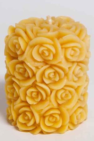 Die "Bienenwachskerze mit Rosen", eine Kerze aus 100 % reinem Bienenwachs, wurde von Hand gegossen und gefertigt in der Bioland Imkerei Dühnen.