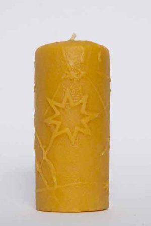 Honighäuschen - Die "Bienenwachskerze mit Weihnachtsstern", eine Kerze aus 100 % reinem Bienenwachs, wurde von Hand gegossen und gefertigt in der Bioland Imkerei Dühnen.