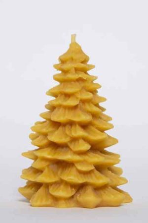Die Bienenwachskerze "Mittelgroßer Tannenbaum", eine Kerze aus 100 % reinem Bienenwachs, wurde von Hand gegossen und gefertigt in der Bioland Imkerei Dühnen.