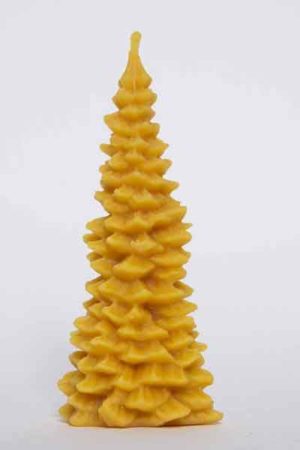 Die Bienenwachskerze "Schlanker hoher Tannenbaum", eine Kerze aus 100 % reinem Bienenwachs, wurde von Hand gegossen und gefertigt in der Bioland Imkerei Dühnen.