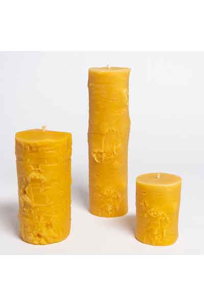 Die "Bienenwachskerzen mit Rindenoberfläche", Kerzen aus 100 % reinem Bienenwachs, wurden von Hand gegossen und gefertigt in der Bioland Imkerei Dühnen.