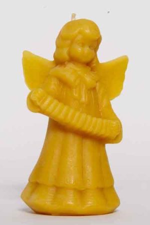 Die Bienenwachsfigur "Engel mit Ziehharmonika", eine Kerze aus 100 % reinem Bienenwachs, wurde von Hand gegossen und gefertigt in der Bioland Imkerei Dühnen.