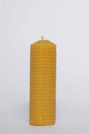Die "Gegossene Wabenkerze 30 x 110 mm", eine Kerze aus 100 % reinem Bienenwachs, wurde von Hand gegossen und gefertigt in der Bioland Imkerei Dühnen.