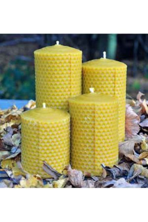 Die "Gegossene Wabenkerzen 50mm", Kerzen aus 100 % reinem Bienenwachs, wurden von Hand gegossen und gefertigt in der Bioland Imkerei Dühnen. Sie sind erhältlich in vier verschiedenen Höhen und eignen sich hervorragend für den Adventskranz oder weihnachtliche Gestecke.