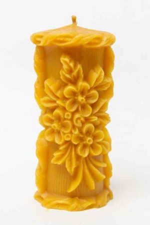 Der "Stumpen mit Blumen", eine Kerze aus 100 % reinem Bienenwachs, wurde von Hand gegossen und gefertigt in der Buckfastimkerei Aumeier.