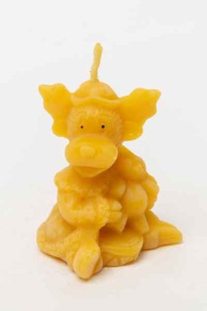 Die Bienenwachstierfigur "Kleine Kuh", eine Kerze aus 100 % reinem Bienenwachs, wurde von Hand gegossen und gefertigt in der Buckfastimkerei Aumeier.