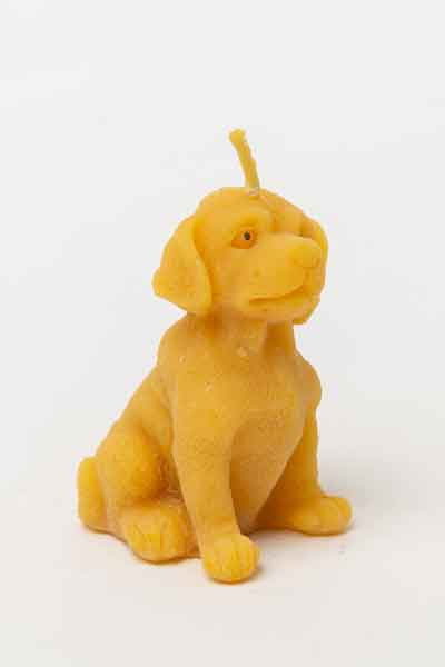 Die Bienenwachstierfigur "Kleiner Hund", eine Kerze aus 100 % reinem Bienenwachs, wurde von Hand gegossen und gefertigt in der Buckfastimkerei Aumeier.