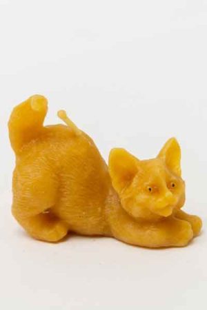 Honighäuschen - Die Bienenwachstierfigur "Buckelnde Katze", eine Kerze aus 100 % reinem Bienenwachs, wurde gefertigt in der Buckfastimkerei Aumeier.