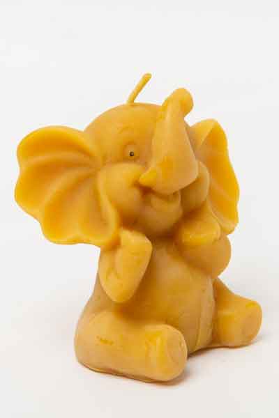 Die Bienenwachstierfigur "Lachender Elefant", eine Kerze aus 100 % reinem Bienenwachs, wurde von Hand gegossen und gefertigt in der Buckfastimkerei Aumeier.