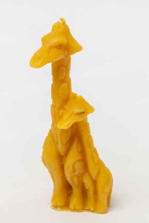 Die Bienenwachstierfigur "Giraffe", eine Kerze aus 100 % reinem Bienenwachs, wurde von Hand gegossen und gefertigt in der Buckfastimkerei Aumeier.