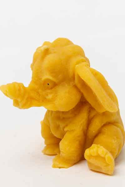Die Bienenwachsfigur "Kleiner Elefant", eine Kerze aus 100 % reinem Bienenwachs, wurde von Hand gegossen und gefertigt in der Buckfastimkerei Aumeier.