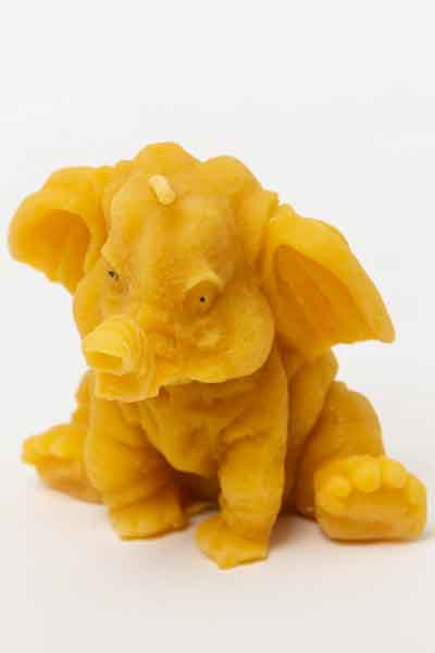 Die Bienenwachsfigur "Kleiner Elefant", eine Kerze aus 100 % reinem Bienenwachs, wurde von Hand gegossen und gefertigt in der Buckfastimkerei Aumeier.