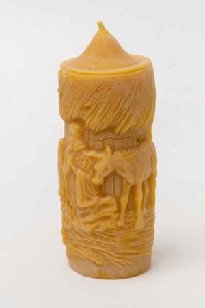 Die "Stumpenkerze mit Krippenszene", eine Kerze aus 100 % reinem Bienenwachs, wurde von Hand gegossen und gefertigt in der Buckfastimkerei Aumeier.