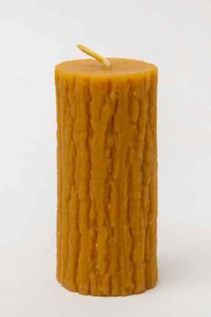Die "Stumpen mit Rindenoptik", eine Kerze aus 100 % reinem Bienenwachs, wurde von Hand gegossen und gefertigt in der Buckfastimkerei Aumeier.