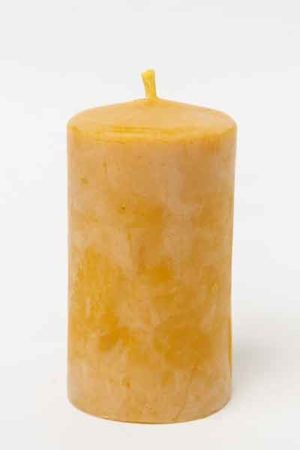 Die "Stumpenkerze", eine Kerze aus 100 % reinem Bienenwachs, wurde von Hand gegossen und gefertigt in der Buckfastimkerei Aumeier.