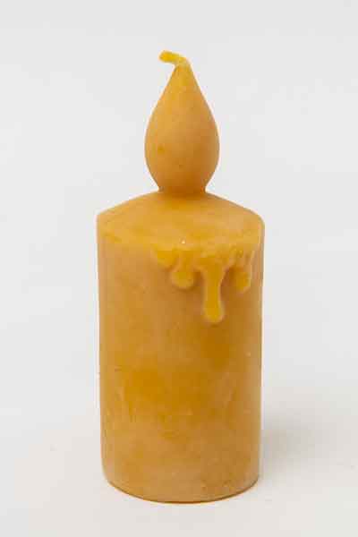 Die "Stumpenkerze mit Flamme", eine Kerze aus 100 % reinem Bienenwachs, wurde von Hand gegossen und gefertigt in der Buckfastimkerei Aumeier.