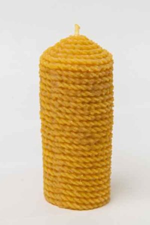 Die "Stumpenkerze mit Flechtoptik", eine Kerze aus 100 % reinem Bienenwachs, wurde von Hand gegossen und gefertigt in der Buckfastimkerei Aumeier.