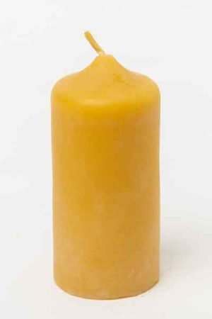 Die "Stumpenkerze", eine Kerze aus 100 % reinem Bienenwachs, wurde von Hand gegossen und gefertigt in der Buckfastimkerei Aumeier.