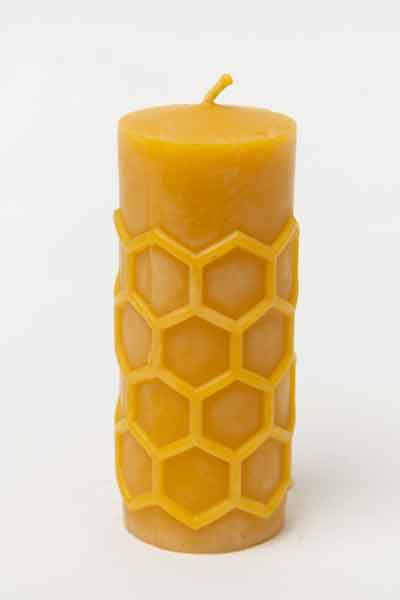 Die "Stumpenkerze mit Zellen", eine Kerze aus 100 % reinem Bienenwachs, wurde von Hand gegossen und gefertigt in der Buckfastimkerei Aumeier.