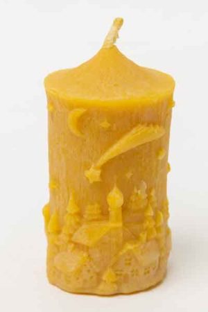 Die Bienenwachskerze "Stumpen mit Sternschnuppe", eine Kerze aus 100 % reinem Bienenwachs, wurde von Hand gegossen und gefertigt in der Buckfastimkerei Aumeier.