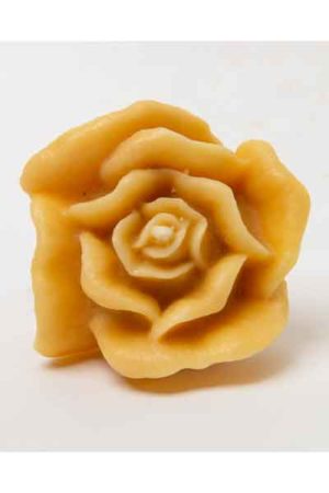 Die "Rosenblüte", eine Kerze aus 100 % reinem Bienenwachs, wurde von Hand gegossen und gefertigt in der Buckfastimkerei Aumeier.