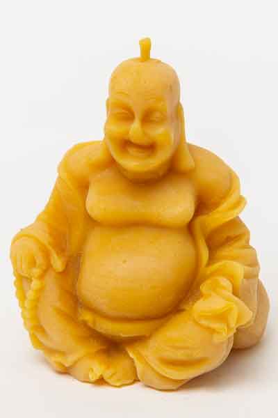 Die Bienenwachsfigur "Lachender Buddha", eine Kerze aus 100 % reinem Bienenwachs, wurde von Hand gegossen und gefertigt in der Buckfastimkerei Aumeier.