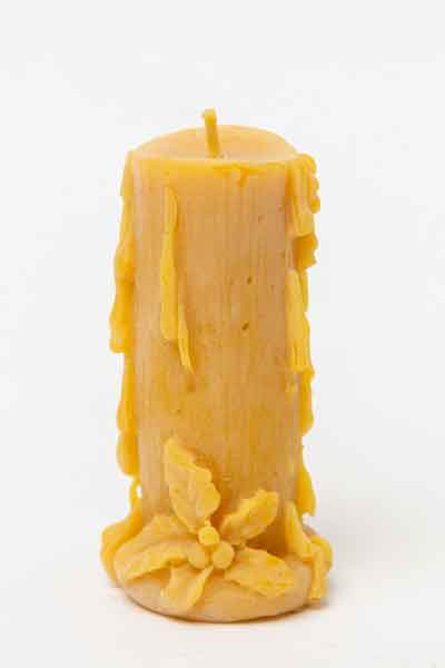 Die "Stumpenkerze mit Tropfen", eine Kerze aus 100 % reinem Bienenwachs, wurde von Hand gegossen und gefertigt in der Buckfastimkerei Aumeier.
