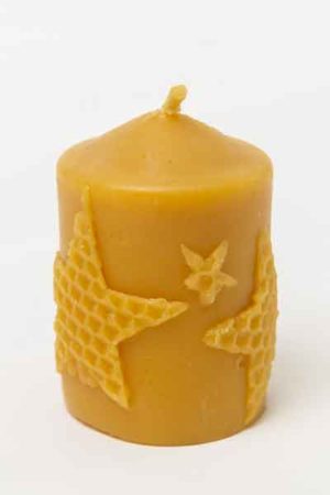 Die "Stumpenkerze mit Stern", eine Kerze aus 100 % reinem Bienenwachs, wurde von Hand gegossen und gefertigt in der Buckfastimkerei Aumeier.