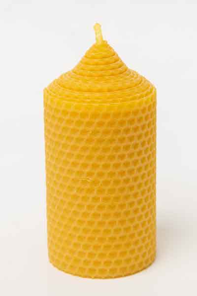 Die "Stumpenkerze mit Wabenoptik", eine Kerze aus 100 % reinem Bienenwachs, wurde von Hand gegossen und gefertigt in der Buckfastimkerei Aumeier.