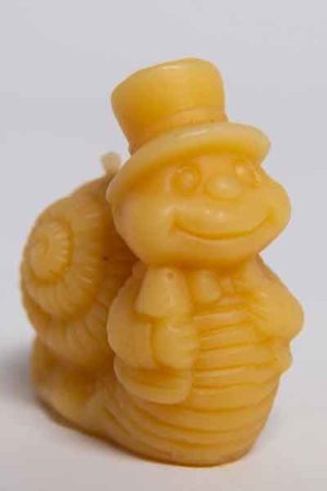 Die Bienenwachstierfigur "Kleine Schnecke mit Hut", eine Kerze aus 100 % reinem Bienenwachs, wurde von Hand gegossen und gefertigt in der Bioland Imkerei Dühnen.