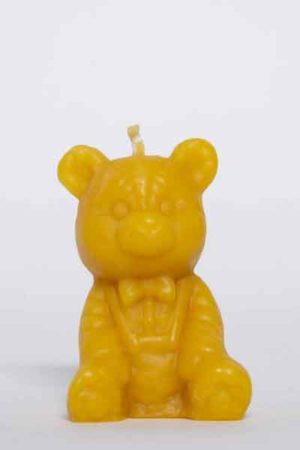 Die Bienenwachsfigur "Kleiner Teddybär mit Fliege", eine Kerze aus 100 % reinem Bienenwachs, wurde von Hand gegossen und gefertigt in der Bioland Imkerei Dühnen.