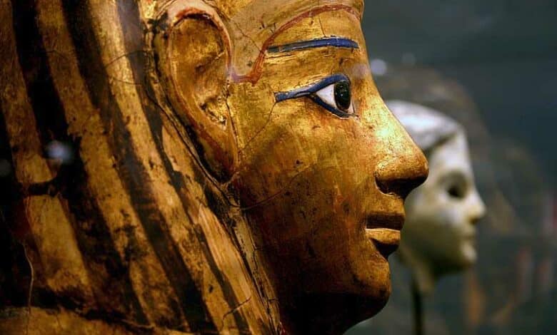 Totenmaske. Stuckierter und vergoldeter Leinenstoff. Ptolemäische Zeit (304-30 v. Chr.) (Foto: Ägyptisches Museum Barcelona)