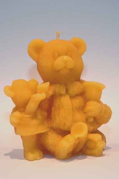 Honighäuschen - Die Bienenwachsfigur "Sitzender Teddybär mit kleinem Teddy", eine Kerze aus 100 % reinem Bienenwachs, wurde von Hand gegossen und gefertigt in der Bioland Imkerei Dühnen.