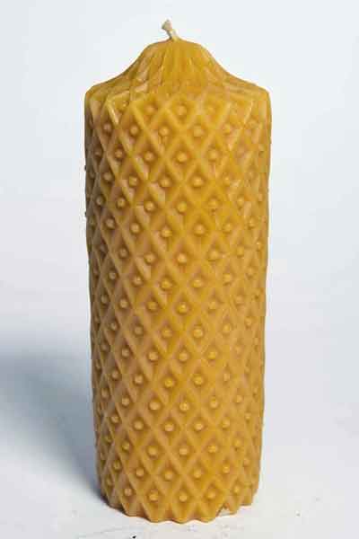 Die "Bienenwachskerze mit Rhomben", eine Kerze aus 100 % reinem Bienenwachs, wurde von Hand gegossen und gefertigt in der Bioland Imkerei Dühnen.